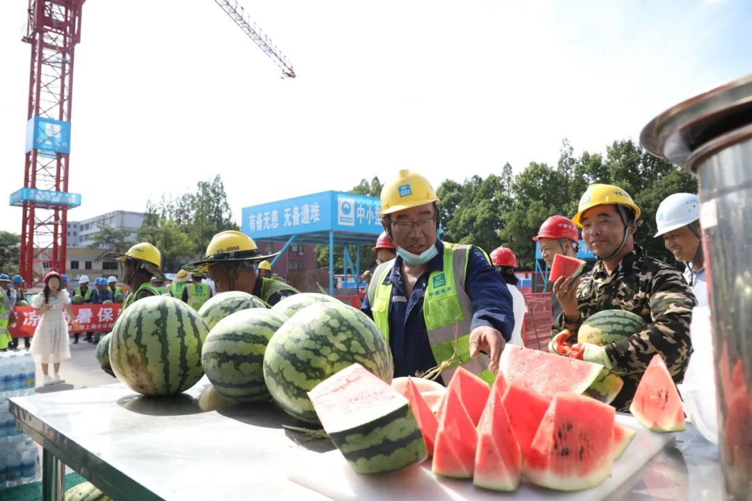 连日酷暑他们给工地送“清凉”(图2)
